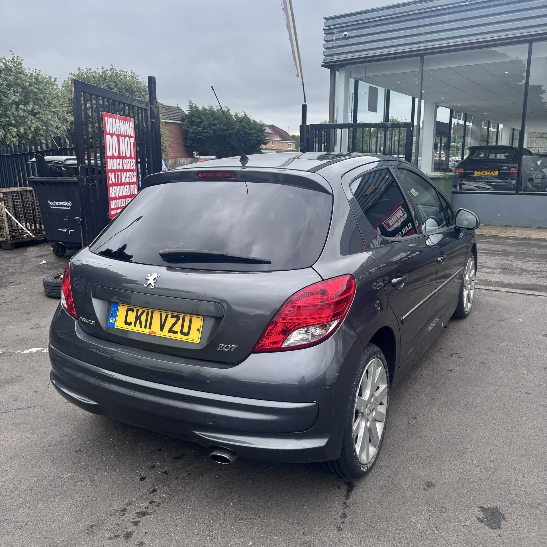2011 Peugeot 207 - image 4
