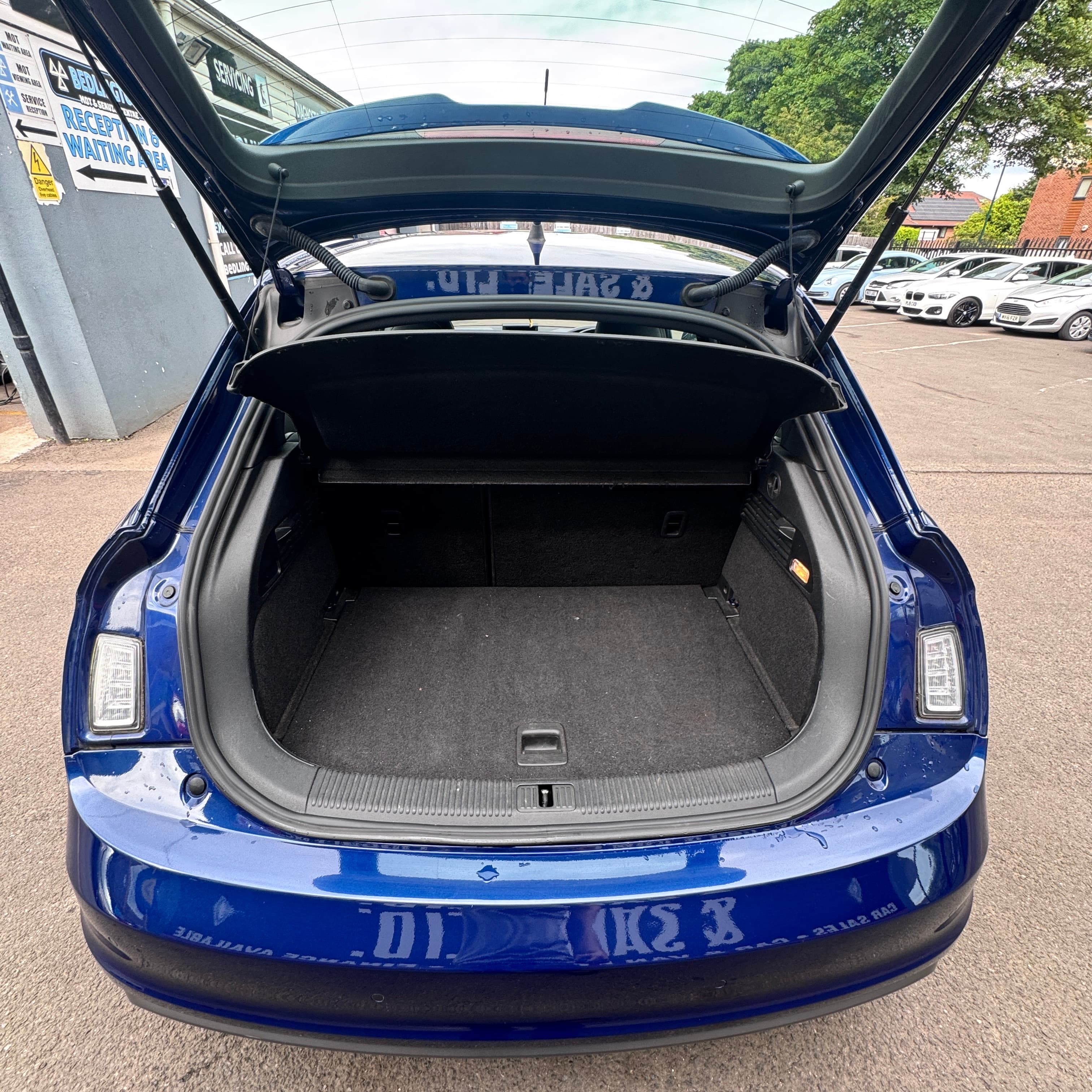 Vehicle photo — boot