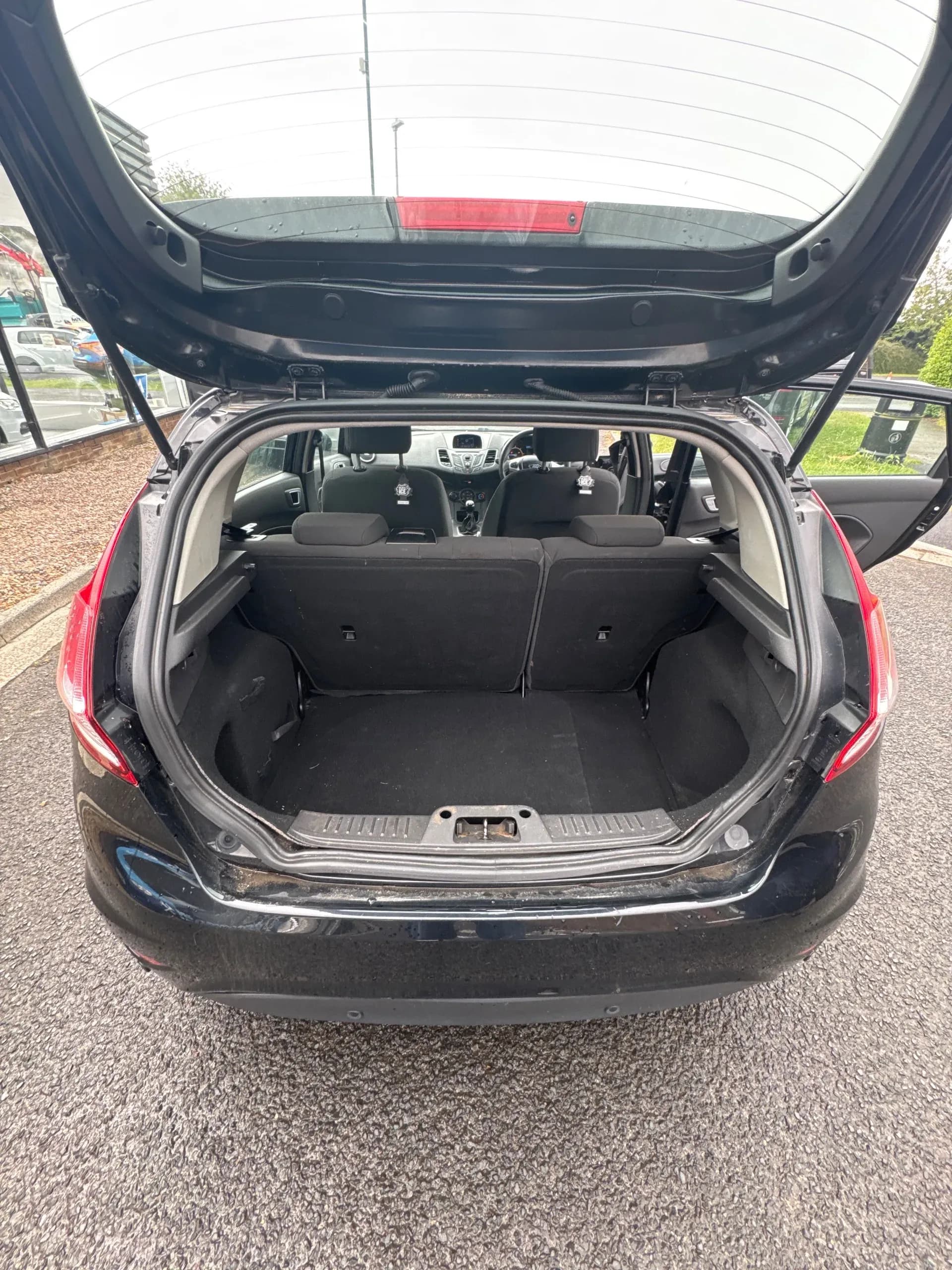 Vehicle photo — boot