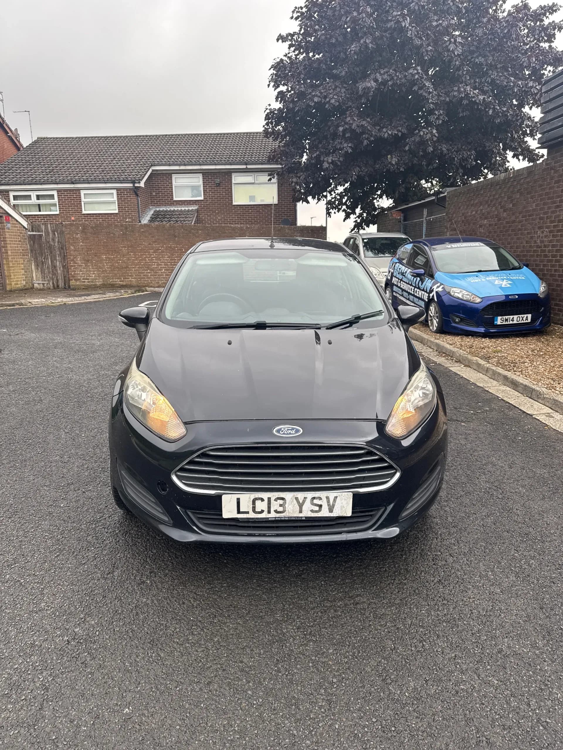 Vehicle photo — front