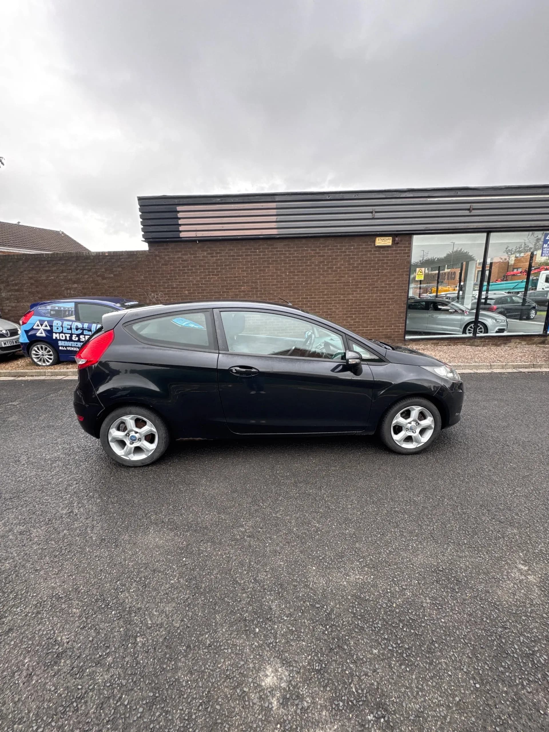 Vehicle photo — os profile