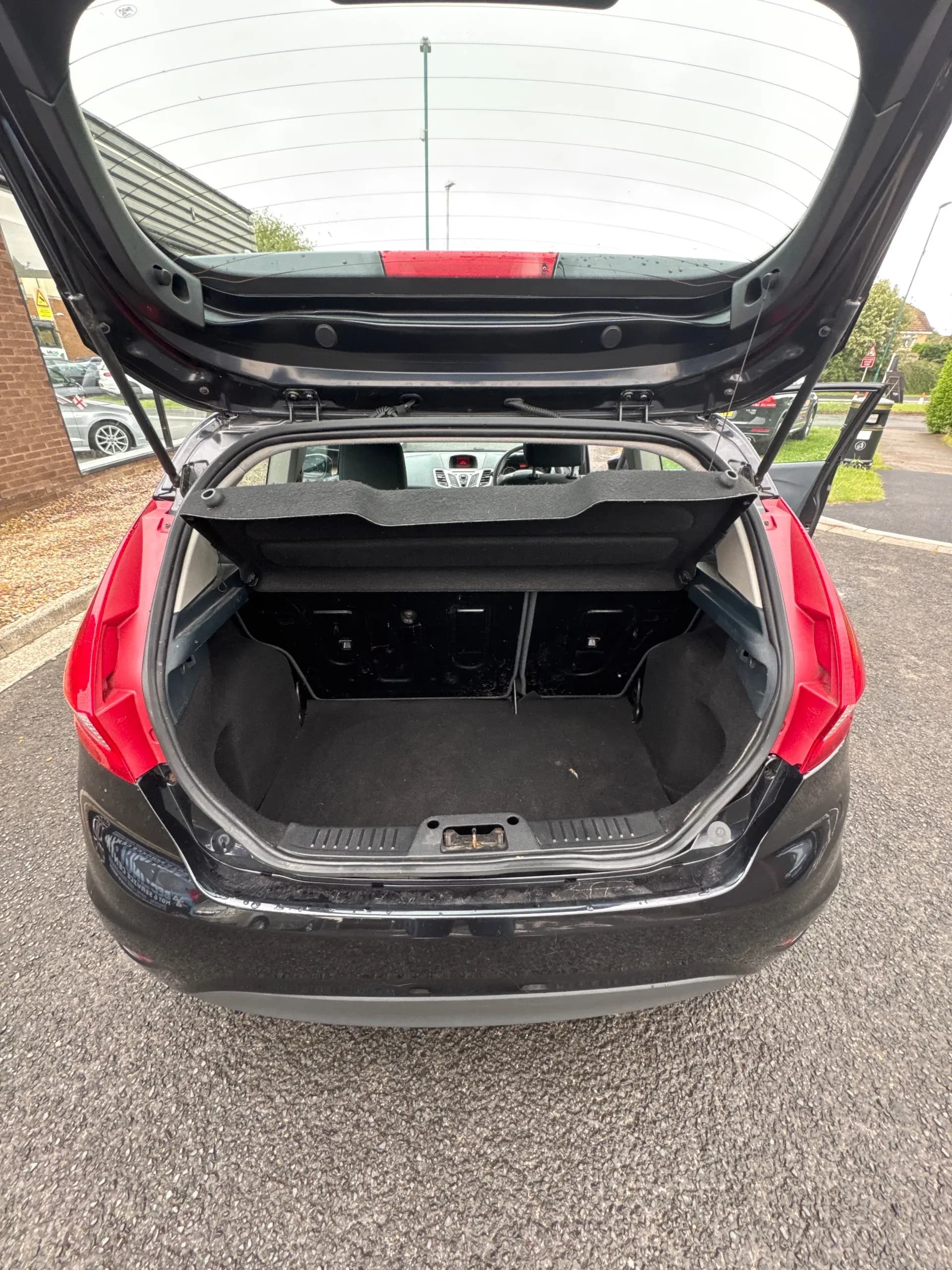 Vehicle photo — boot