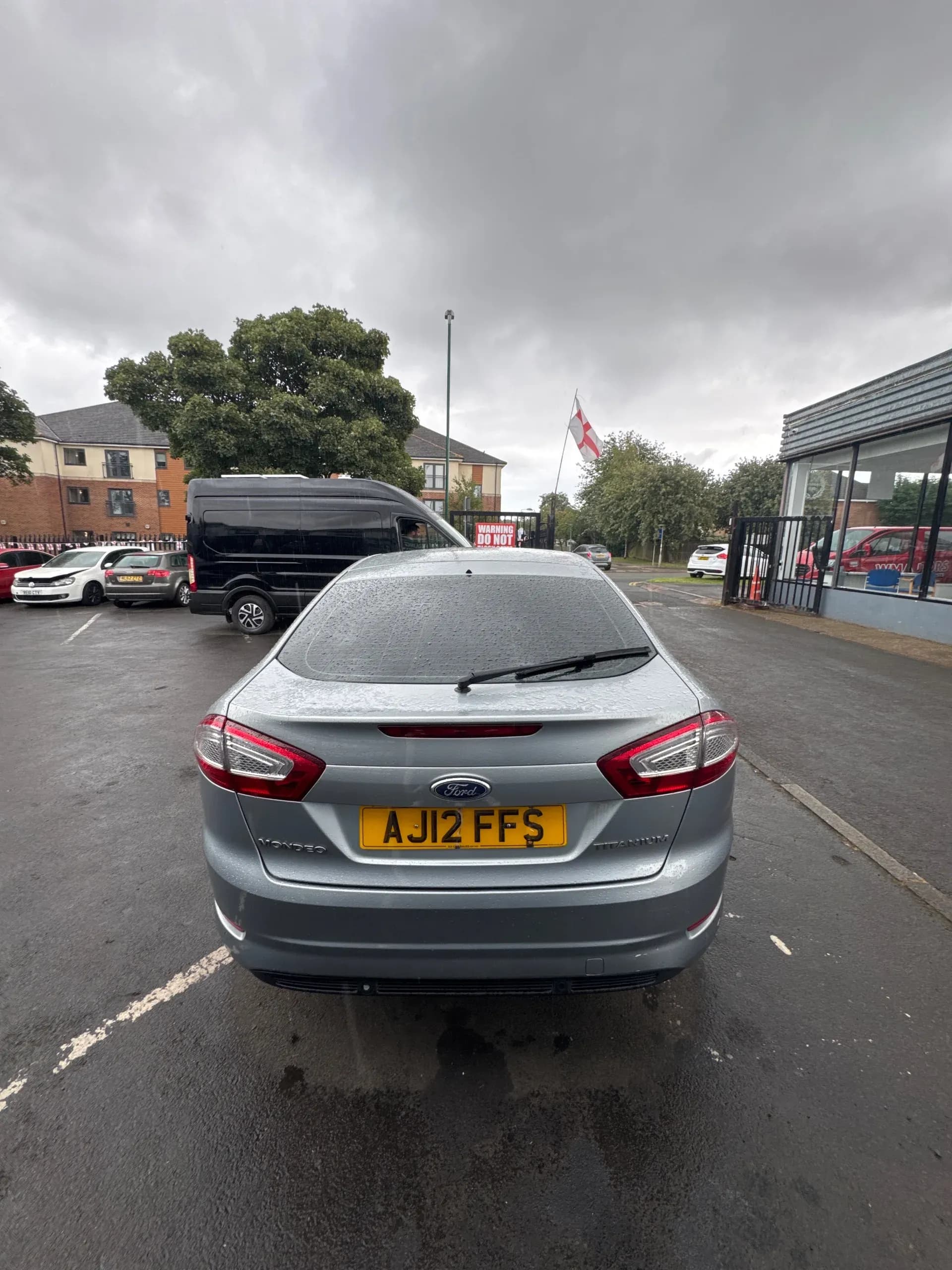 Vehicle photo — rear