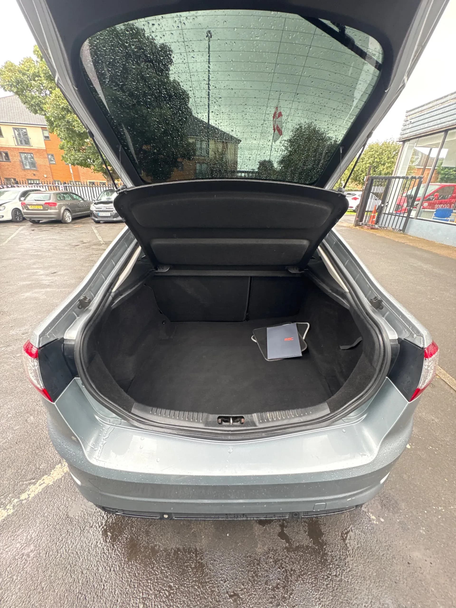 Vehicle photo — boot