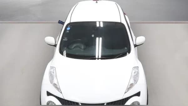 Vehicle photo — front
