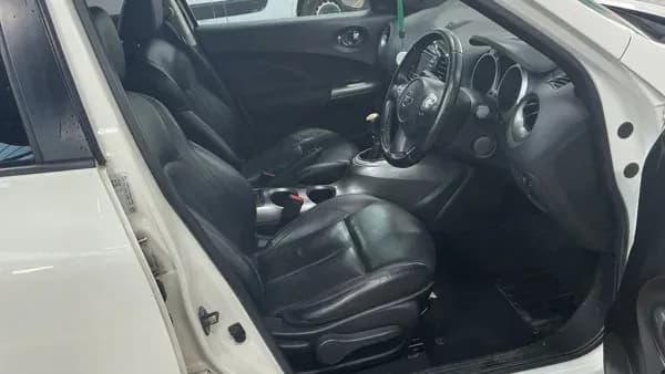 Vehicle photo — front interior