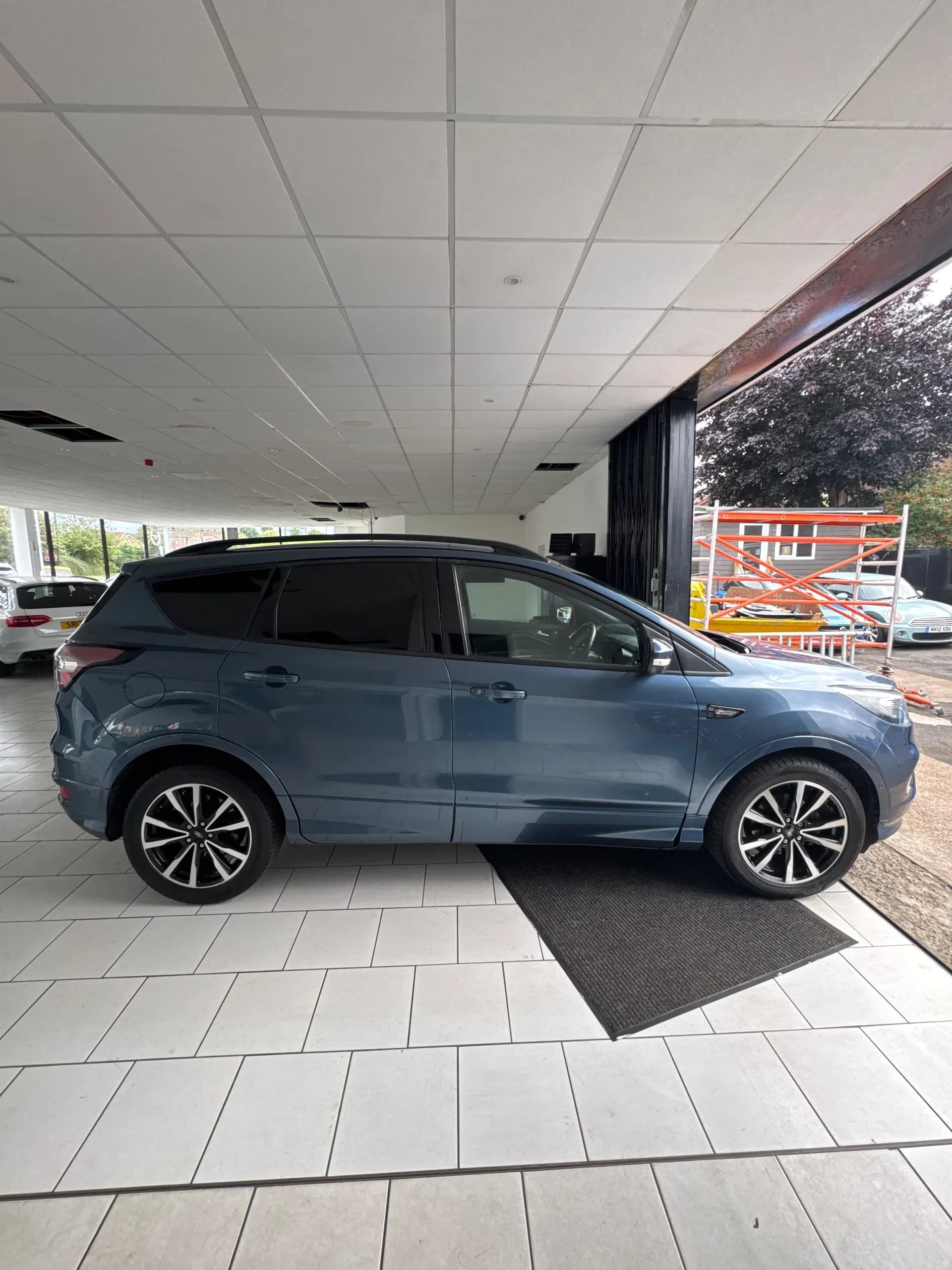 Vehicle photo — os profile