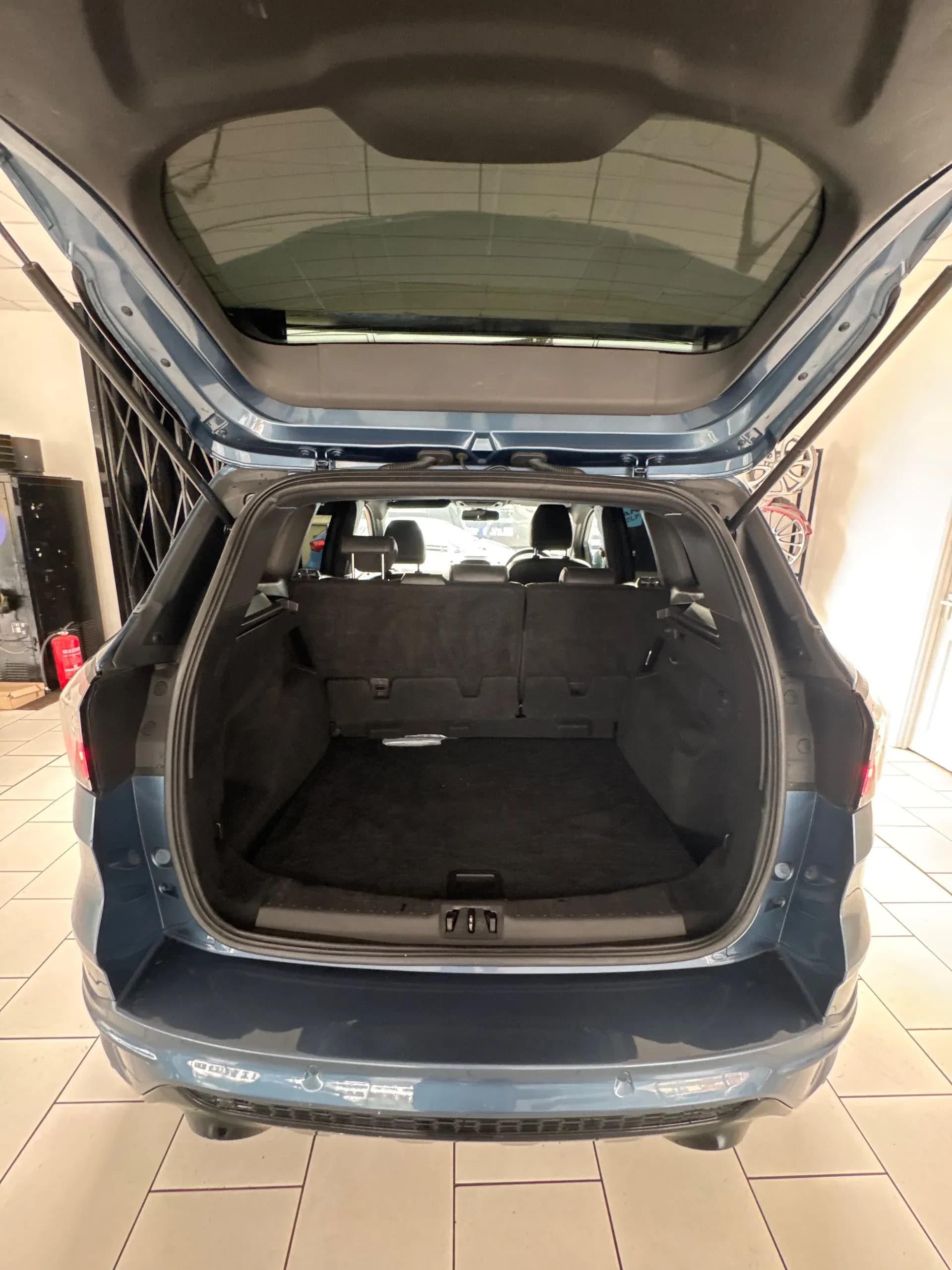 Vehicle photo — boot