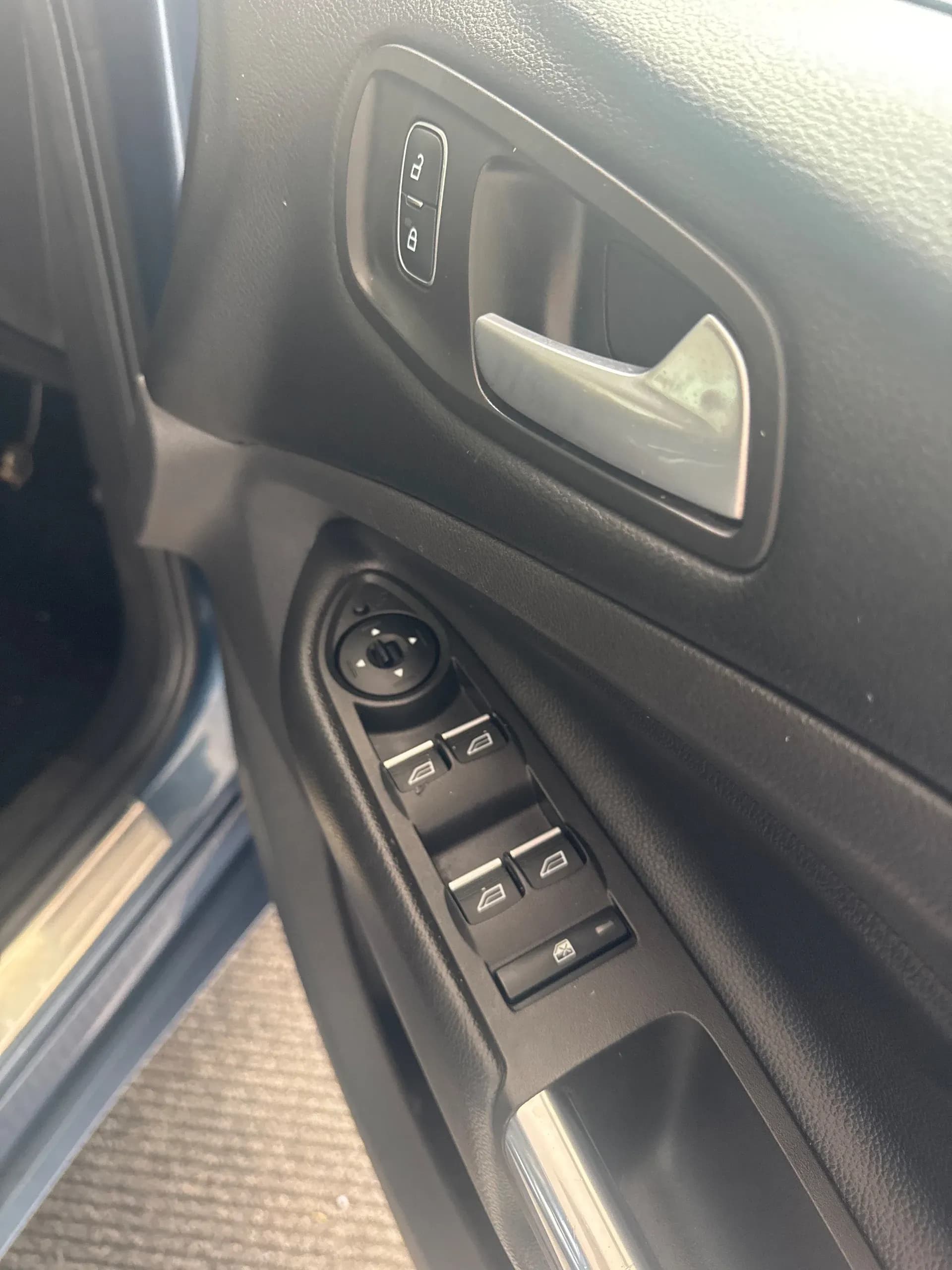 Vehicle photo — key feature