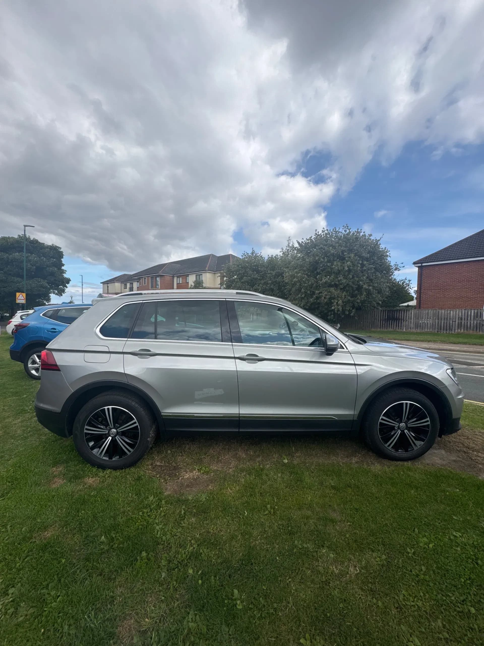 Vehicle photo — os profile
