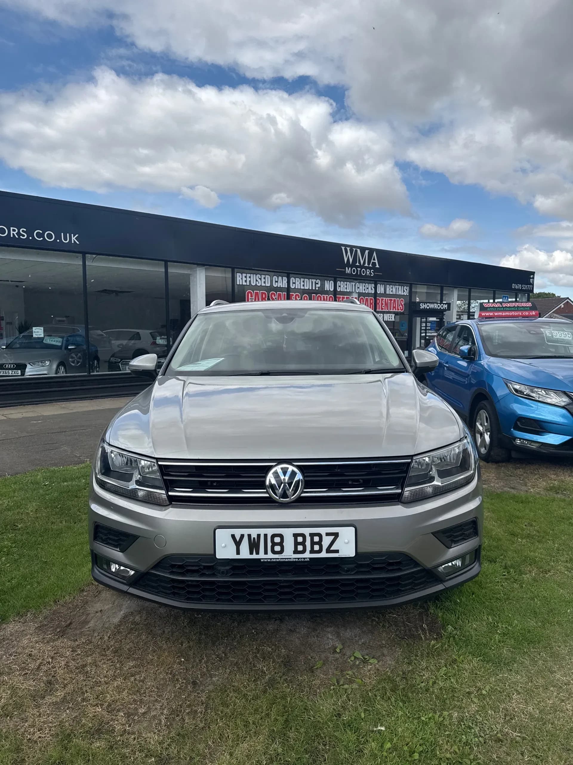 Vehicle photo — front