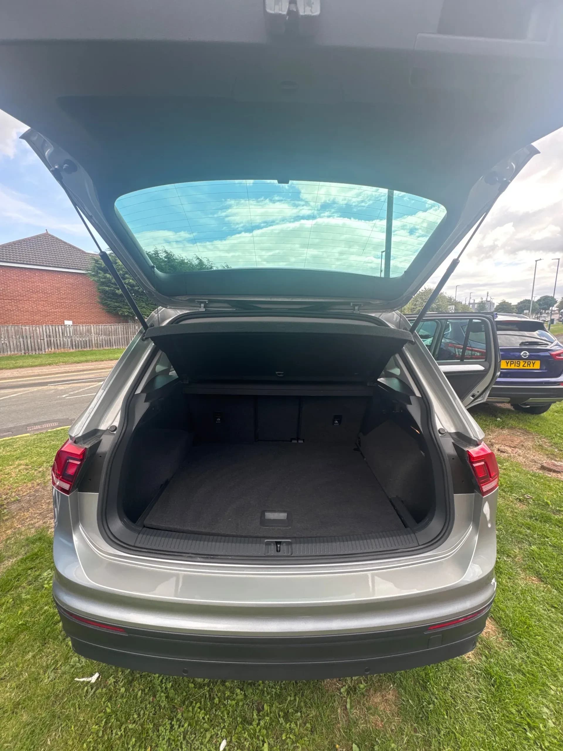 Vehicle photo — boot