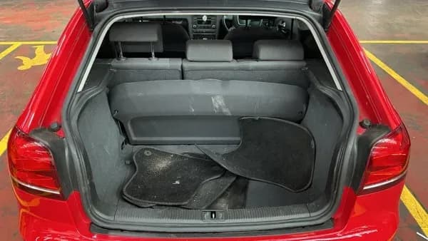Vehicle photo — boot