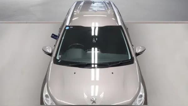 Vehicle photo — front