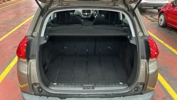 Vehicle photo — boot