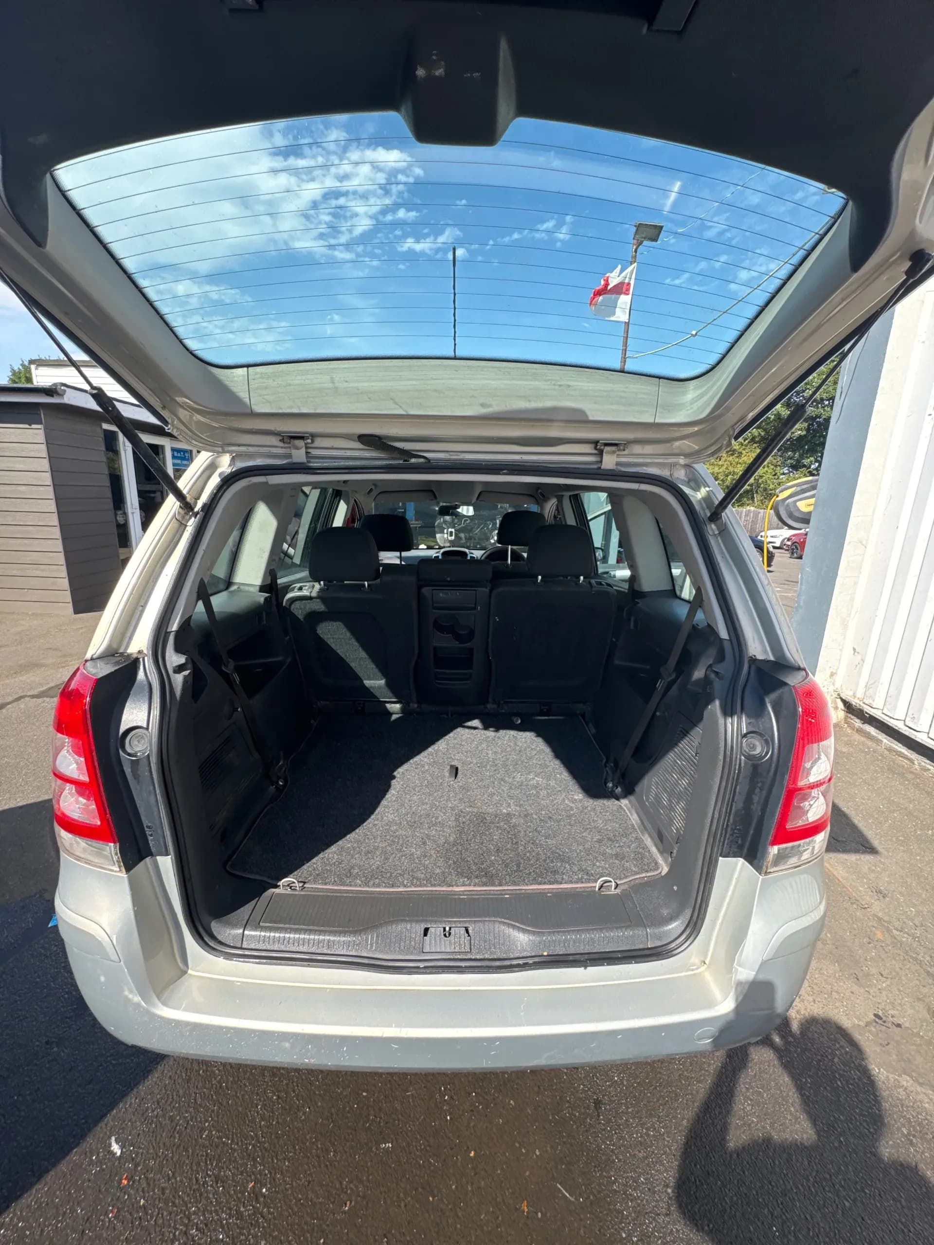 Vehicle photo — boot