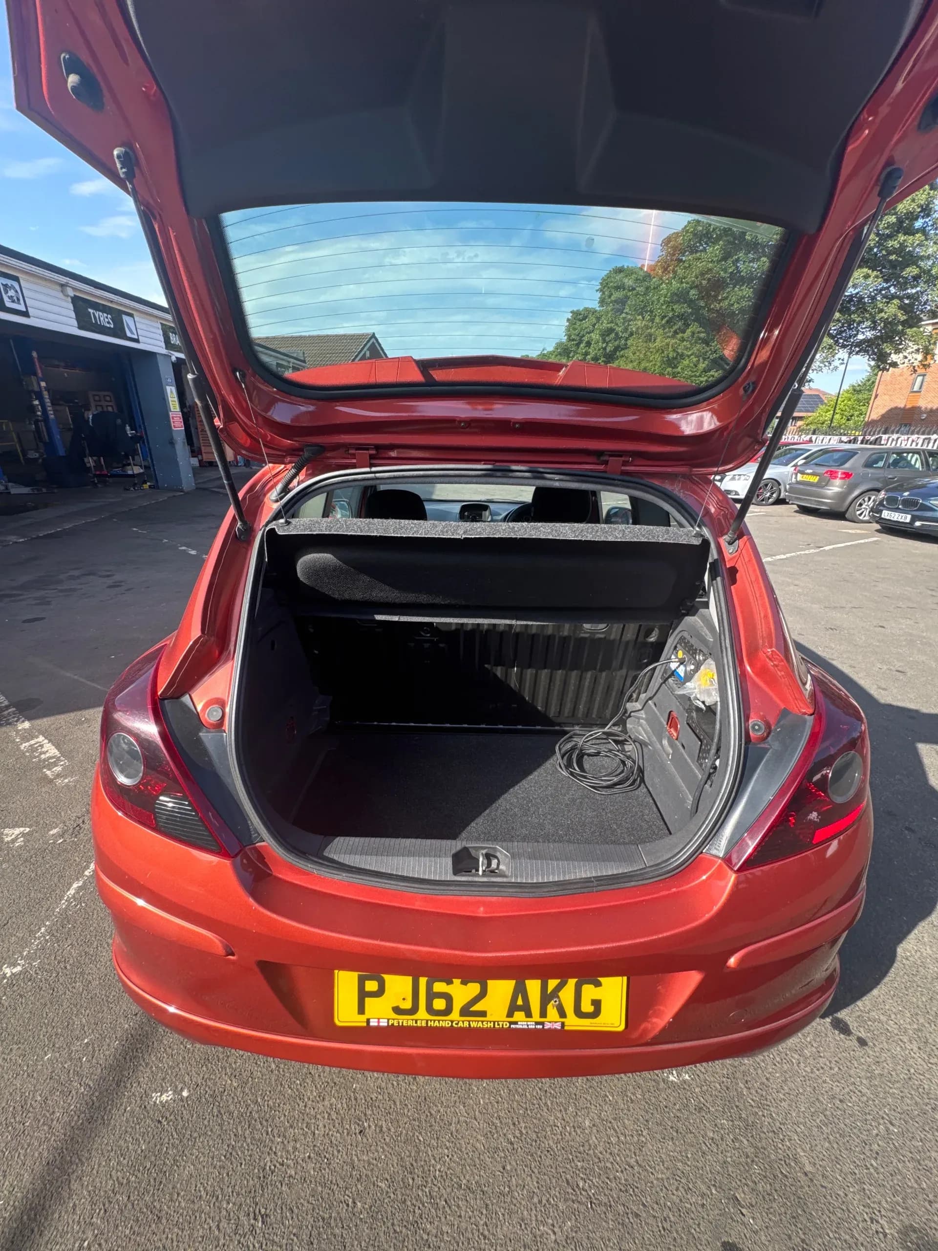 Vehicle photo — boot