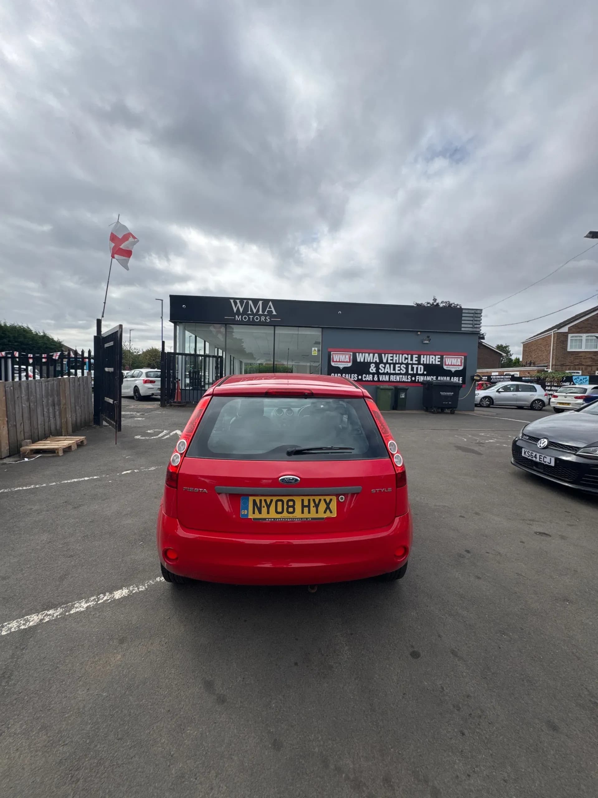Vehicle photo — rear