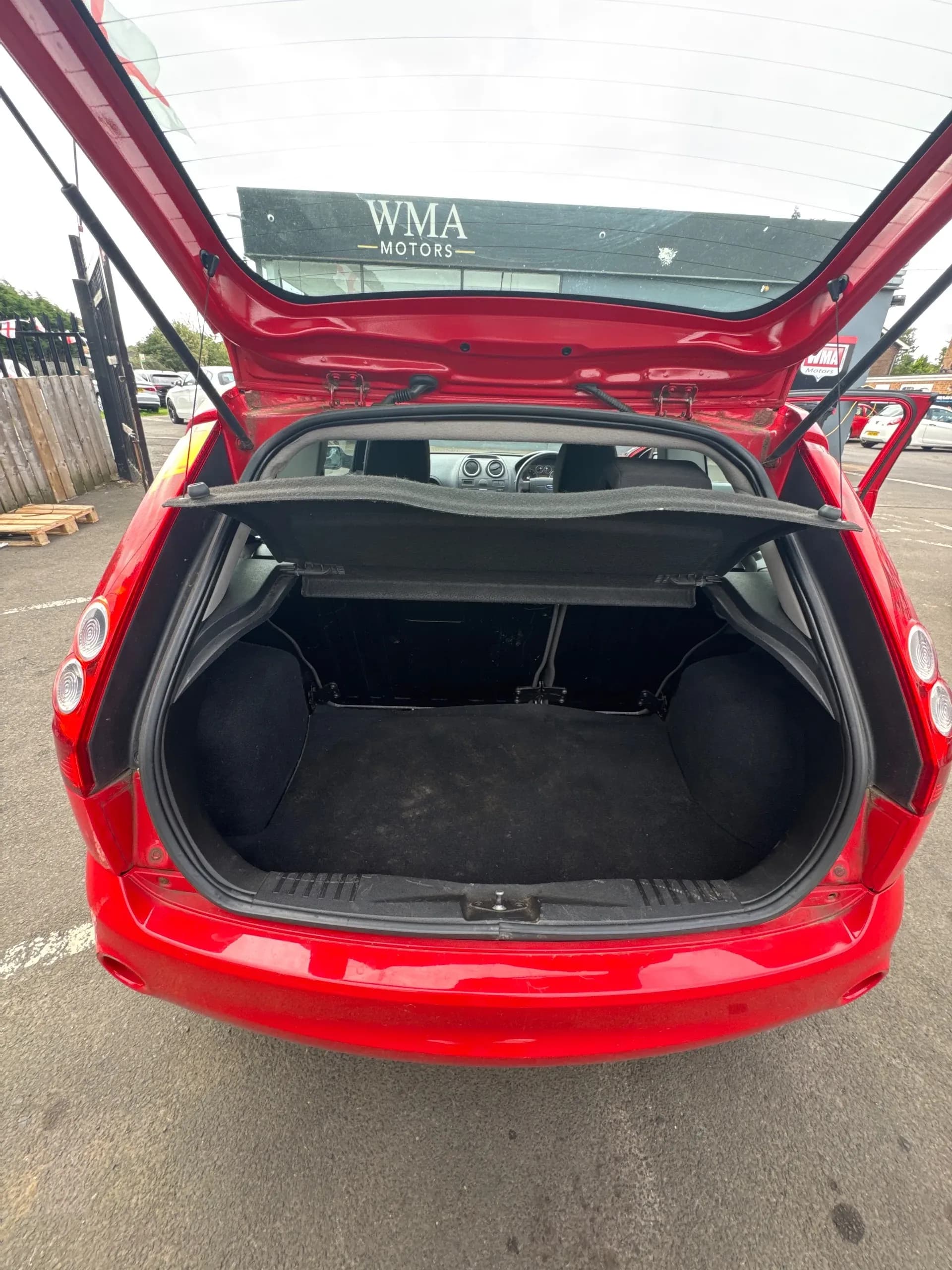 Vehicle photo — boot