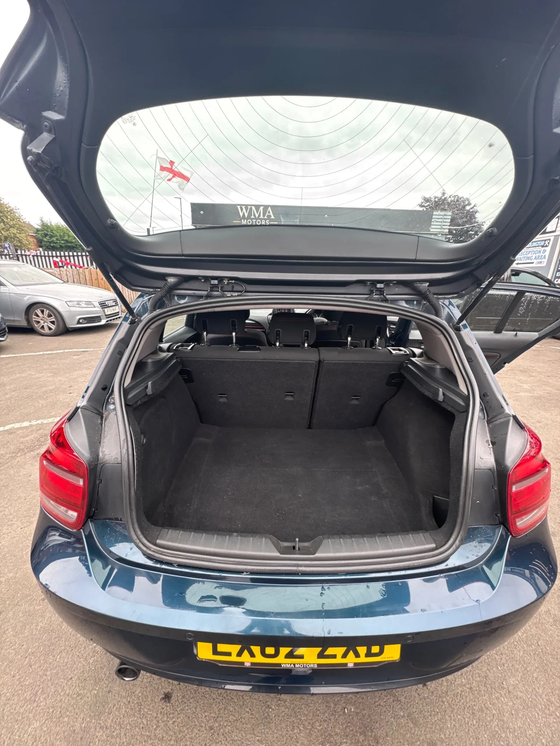 Vehicle photo — boot