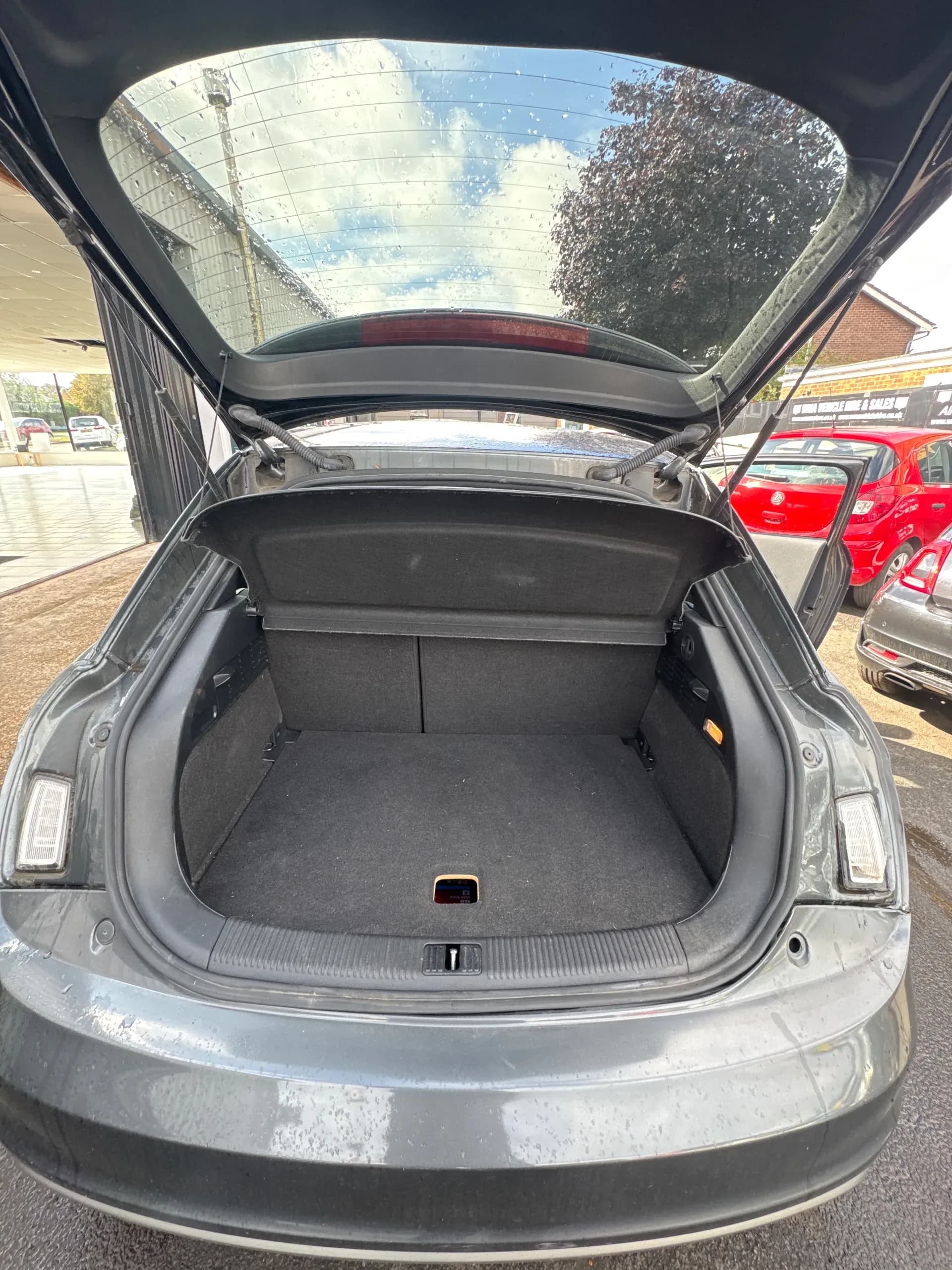Vehicle photo — boot