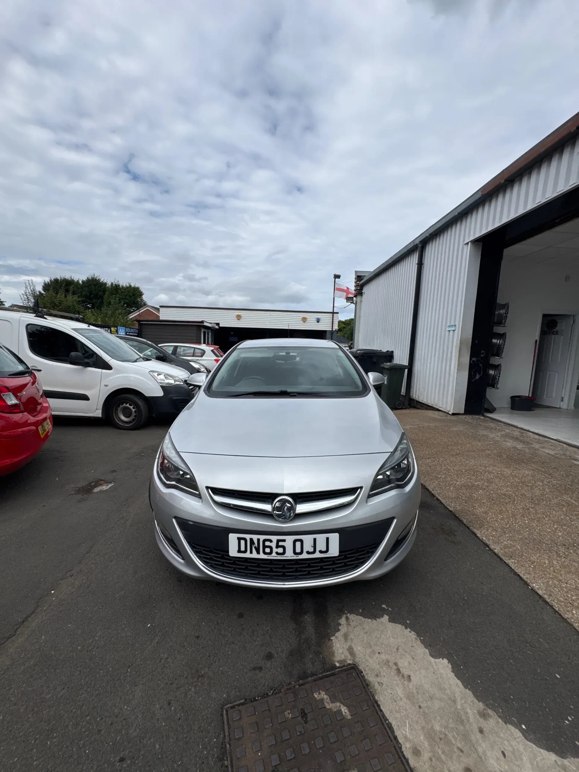 Vehicle photo — front