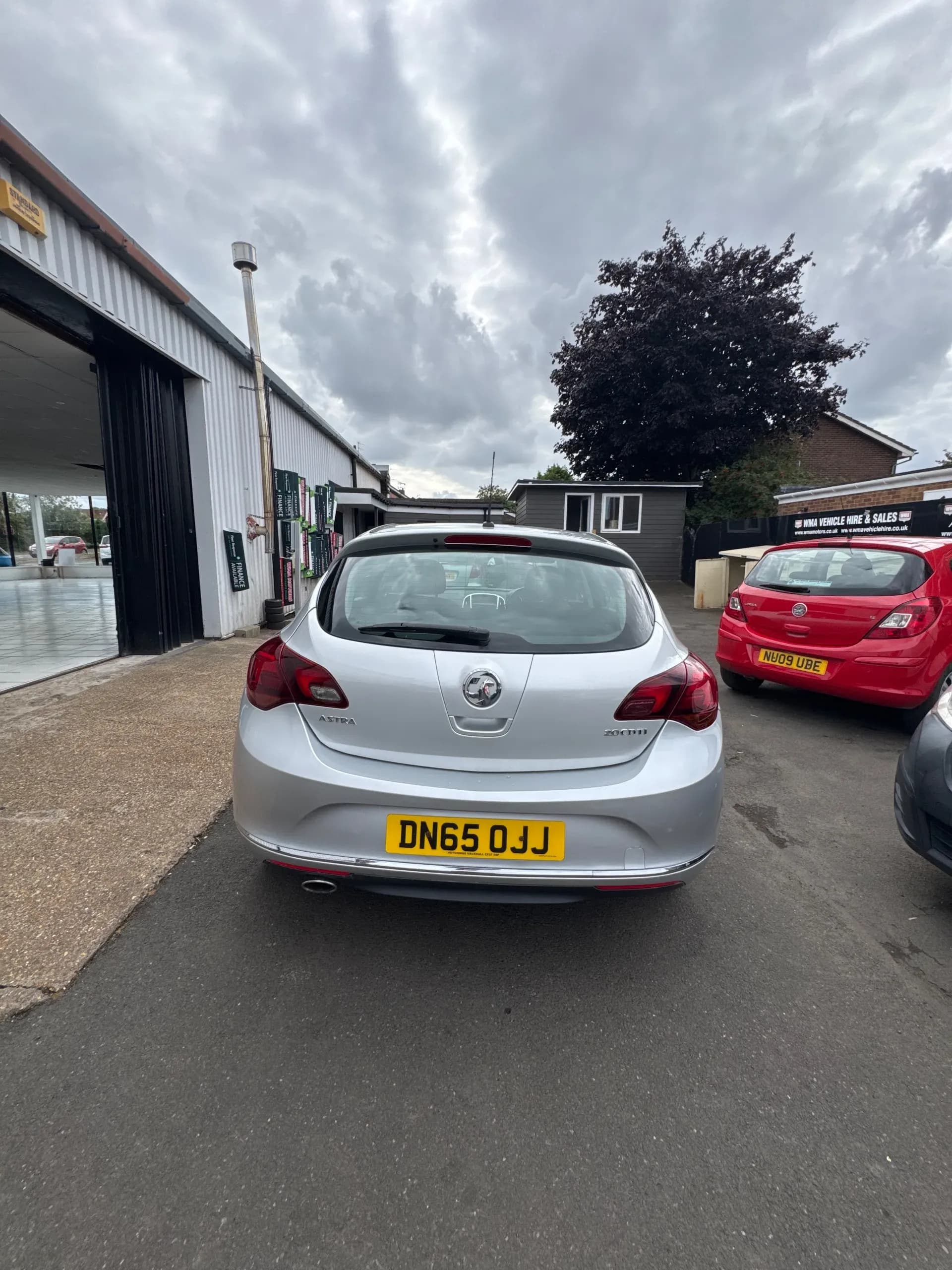 Vehicle photo — rear