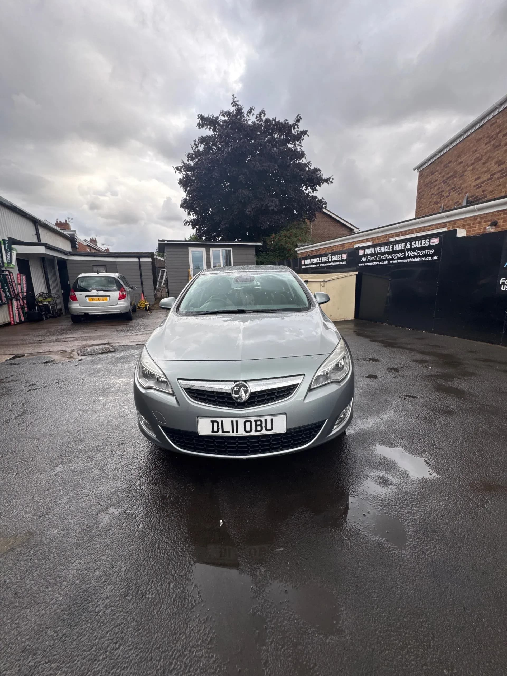 Vehicle photo — front
