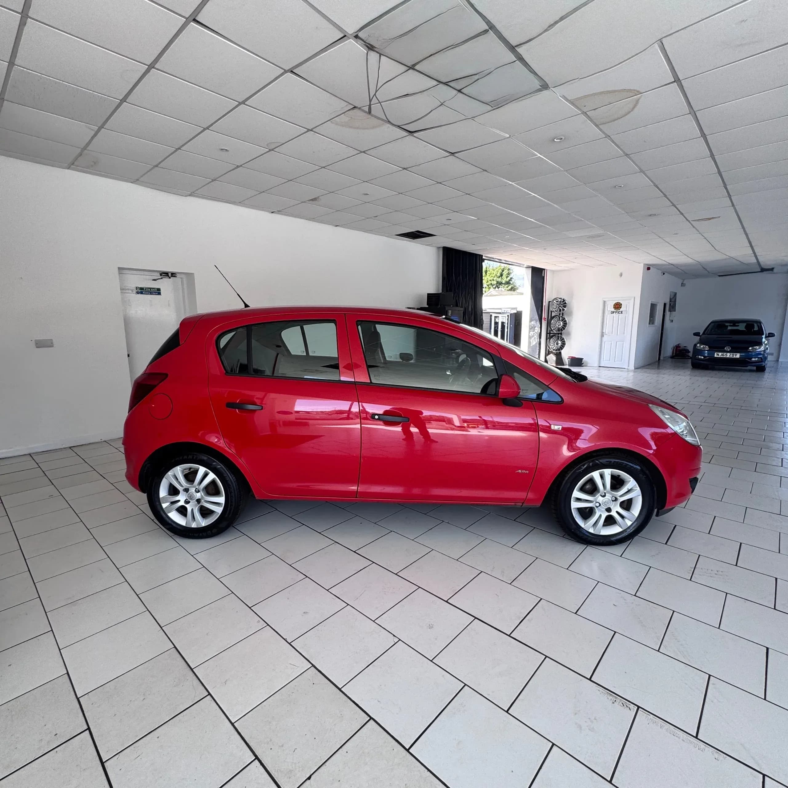Vehicle photo — os profile