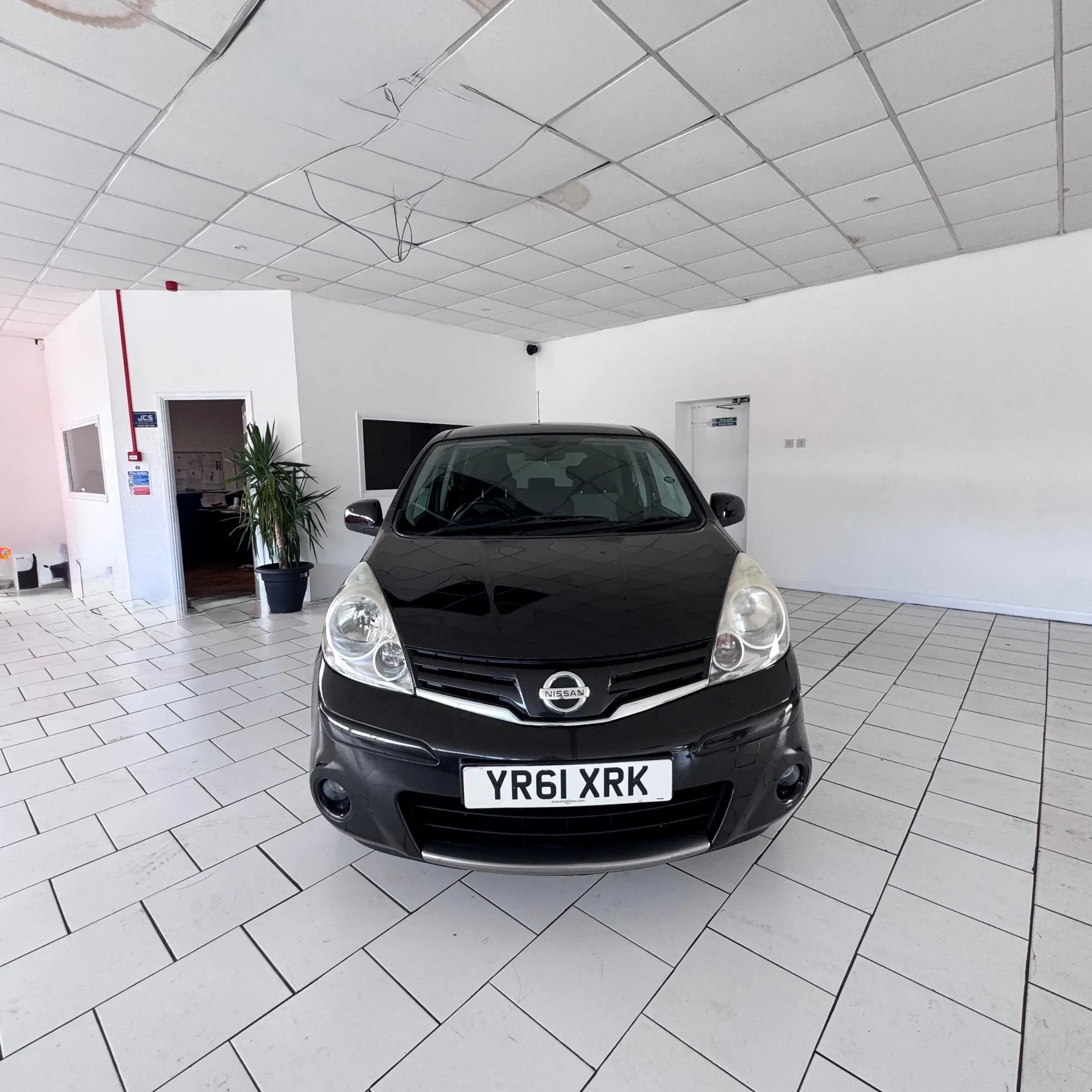 Vehicle photo — front
