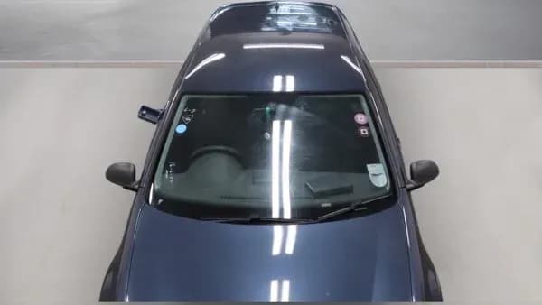 Vehicle photo — front