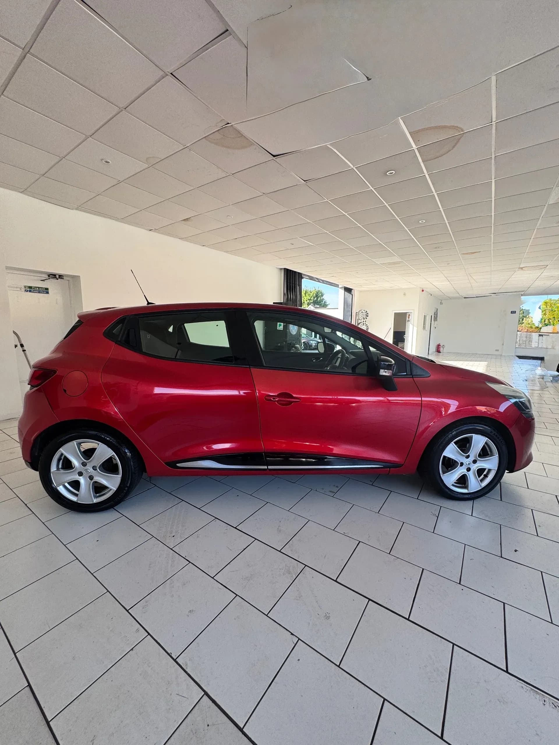 Vehicle photo — os profile