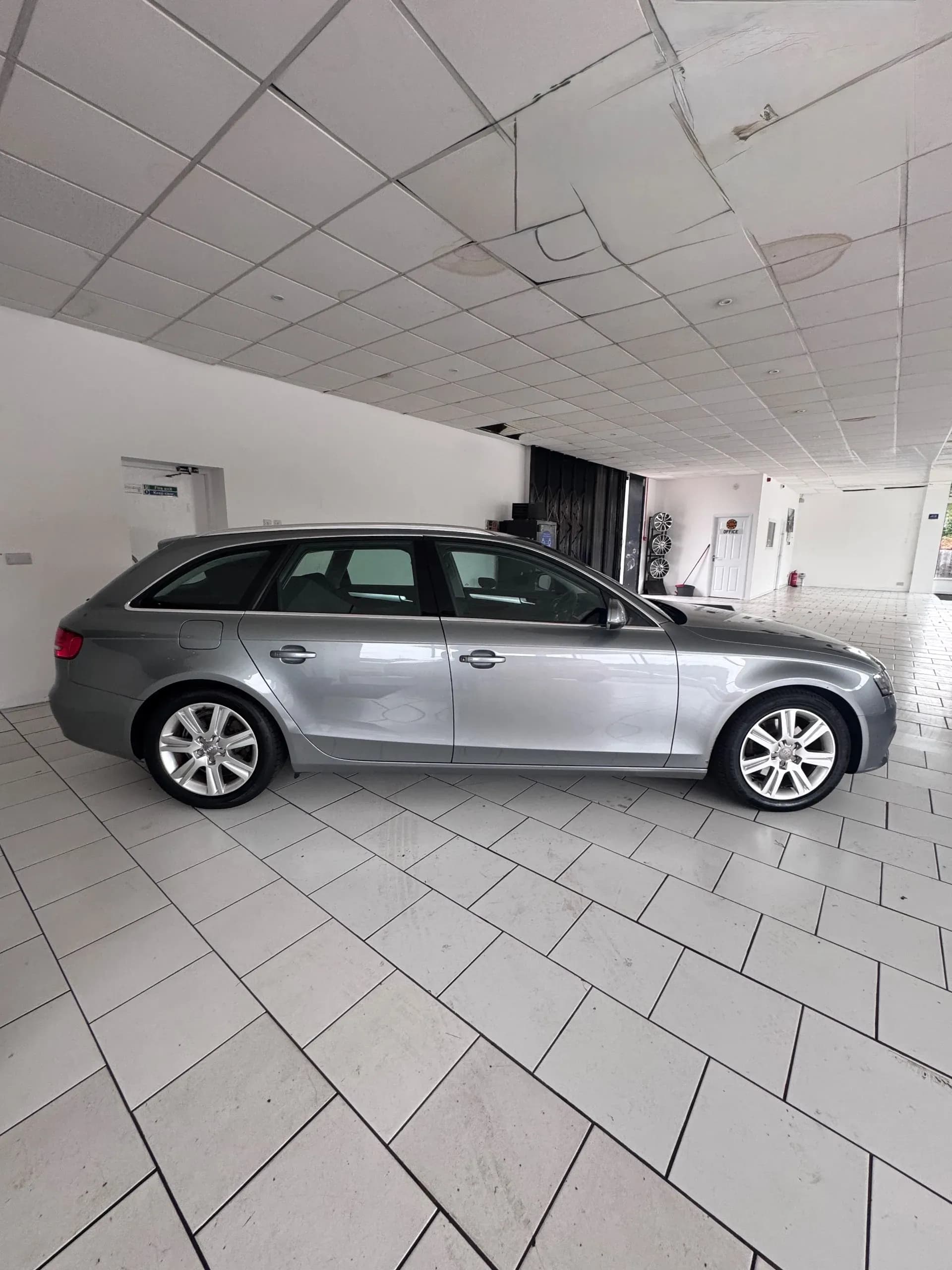 Vehicle photo — os profile