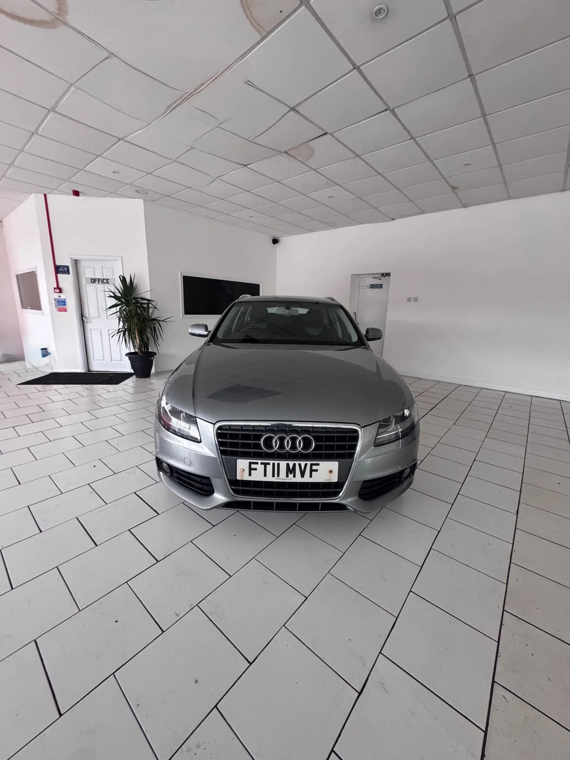 Vehicle photo — front