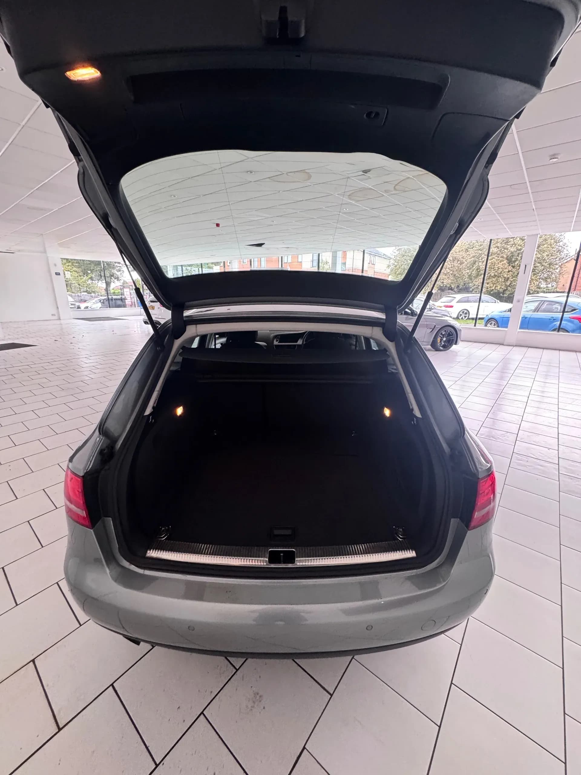 Vehicle photo — boot