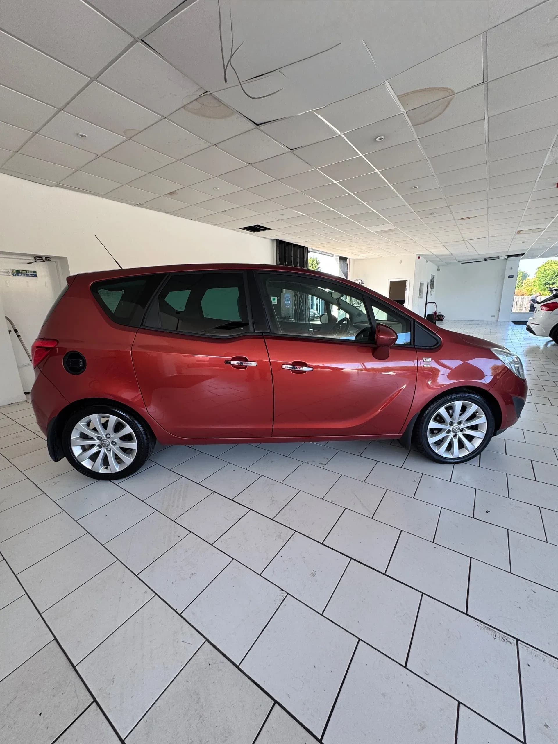 Vehicle photo — os profile