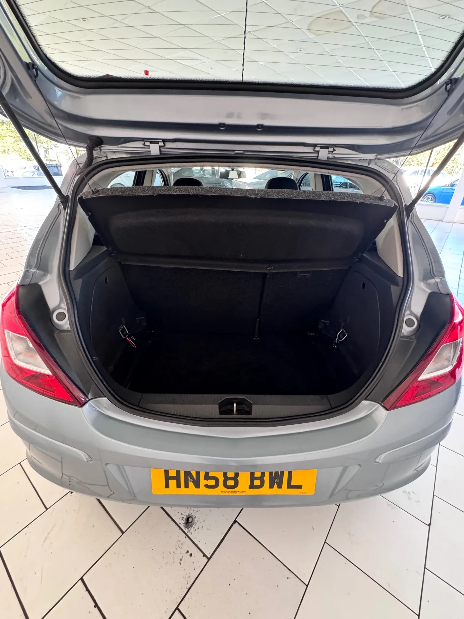 Vehicle photo — boot