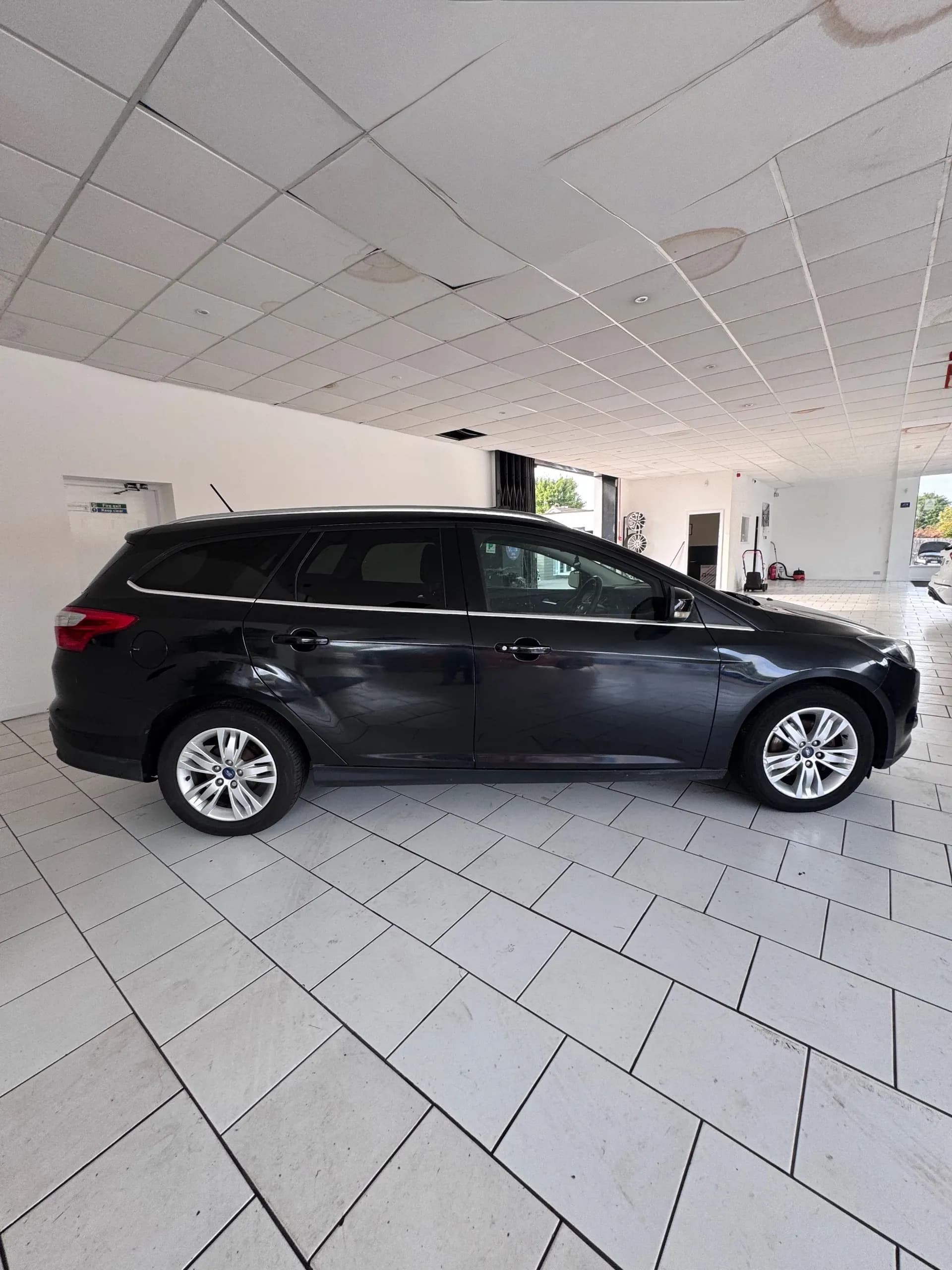 Vehicle photo — os profile