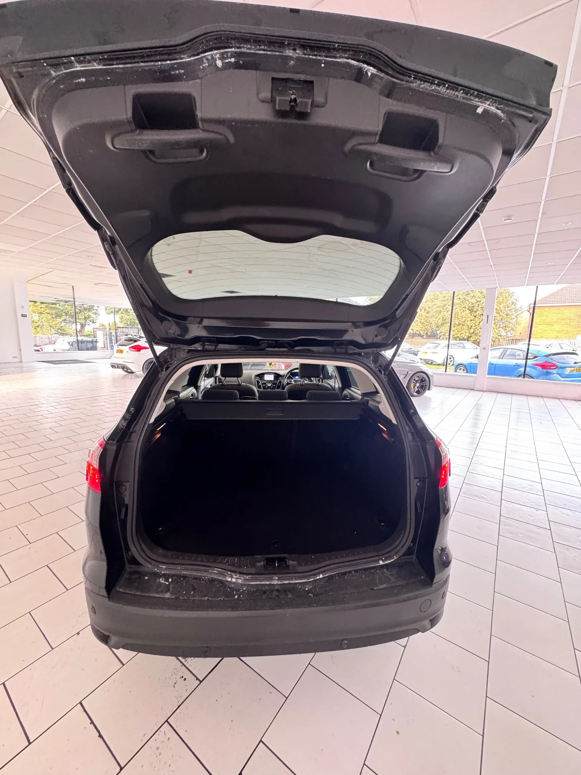 Vehicle photo — boot