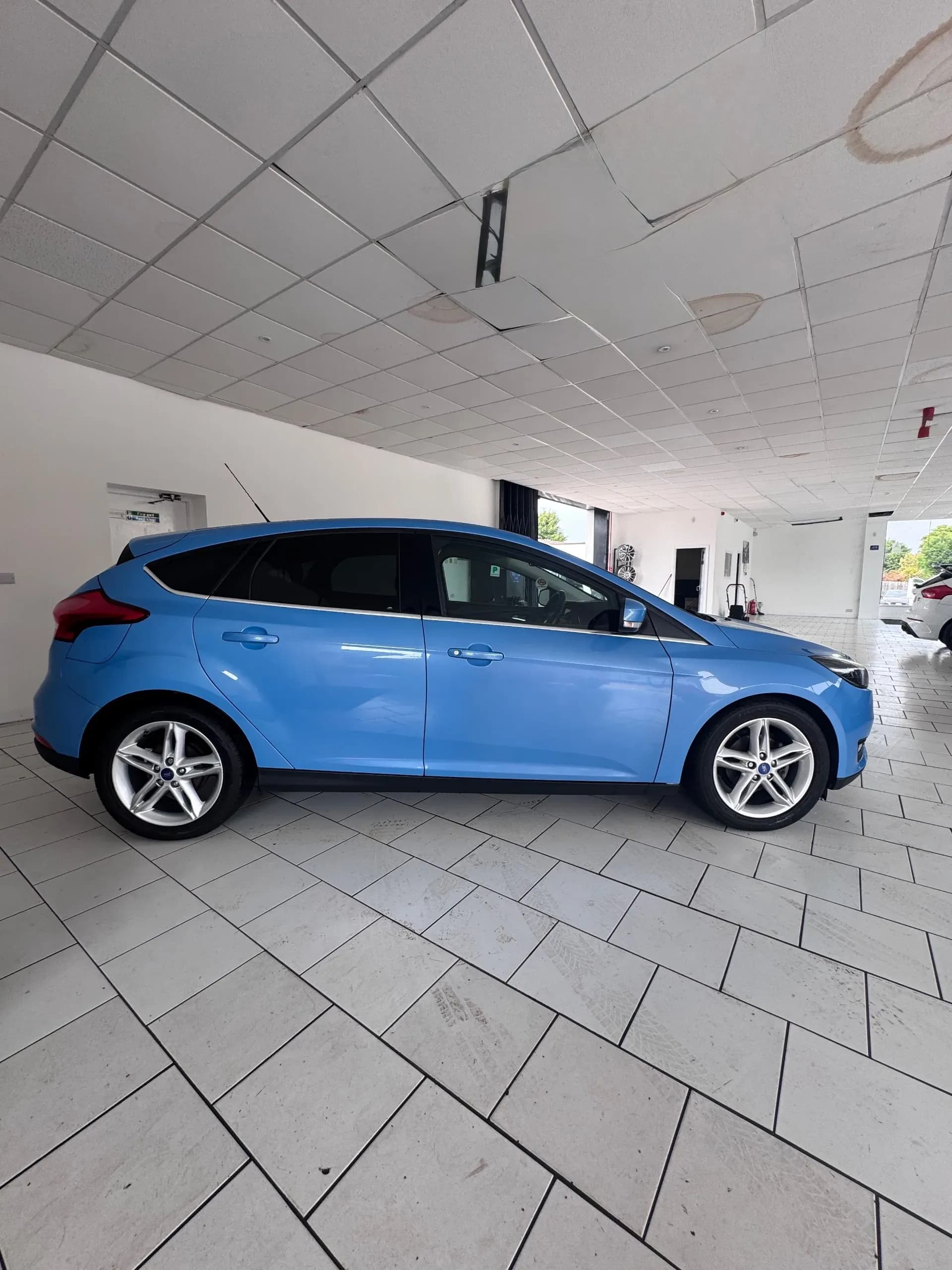 Vehicle photo — os profile