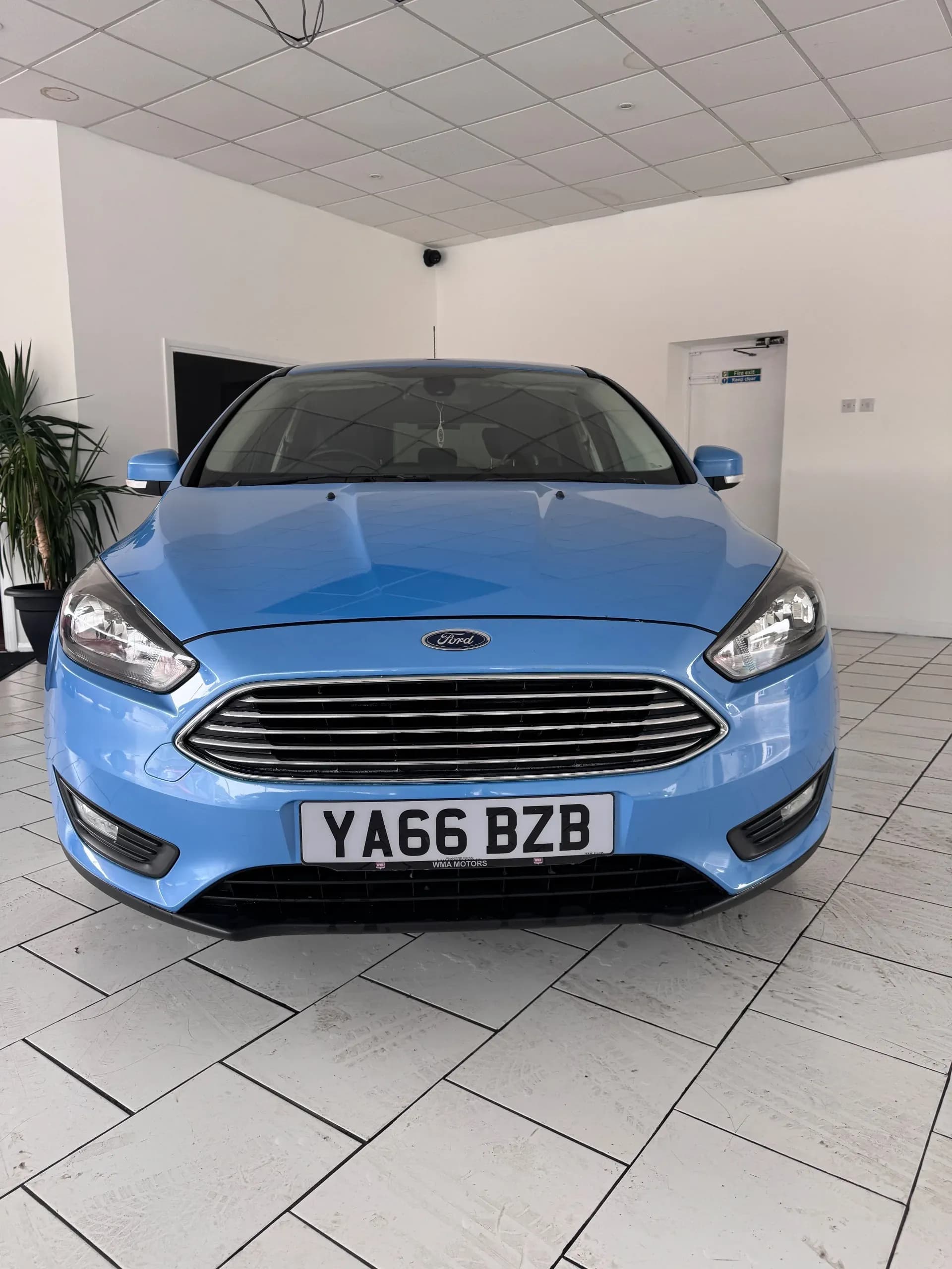 Vehicle photo — front