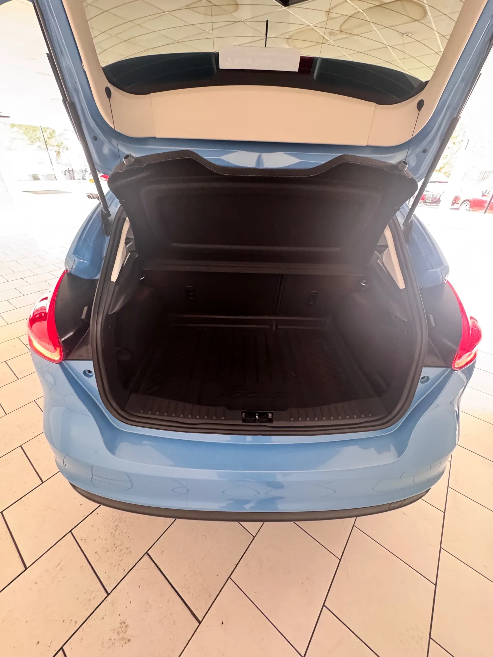 Vehicle photo — boot