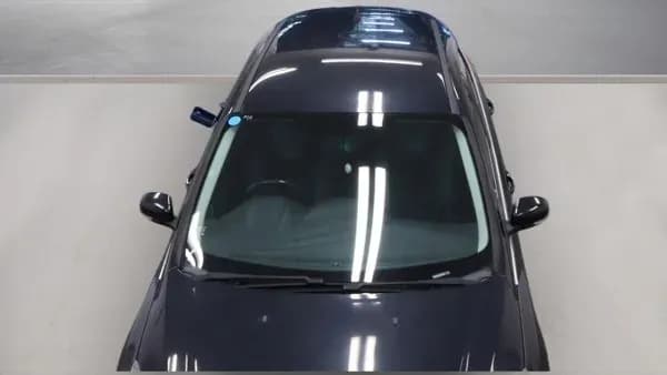 Vehicle photo — front