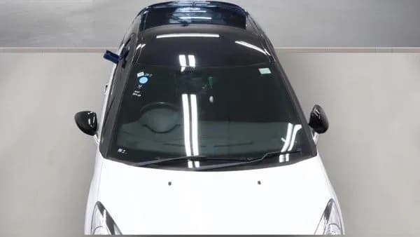 Vehicle photo — front