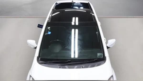 Vehicle photo — front