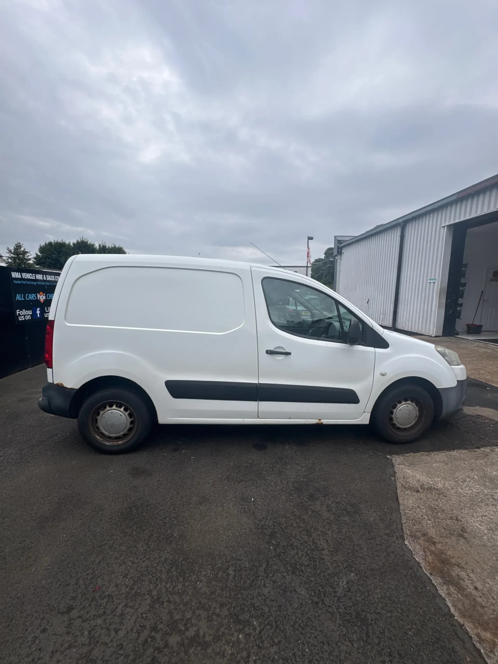 Vehicle photo — os profile
