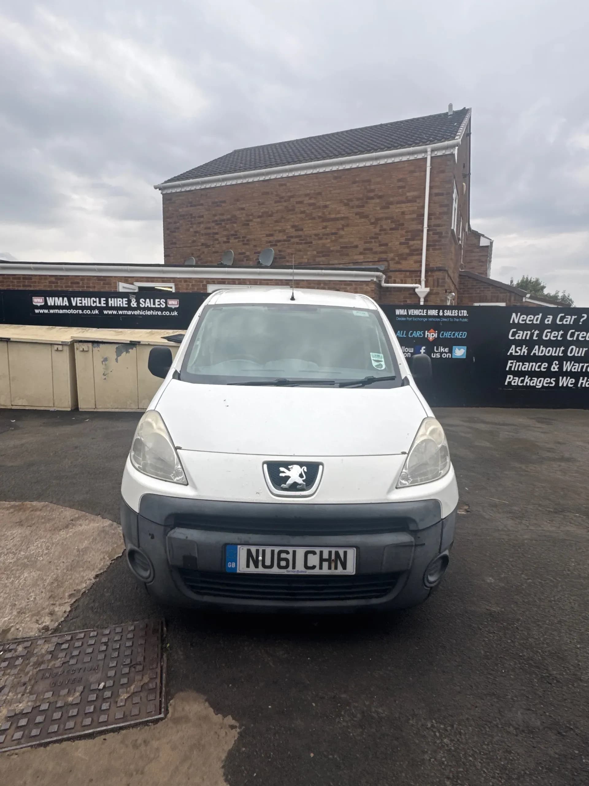 Vehicle photo — front