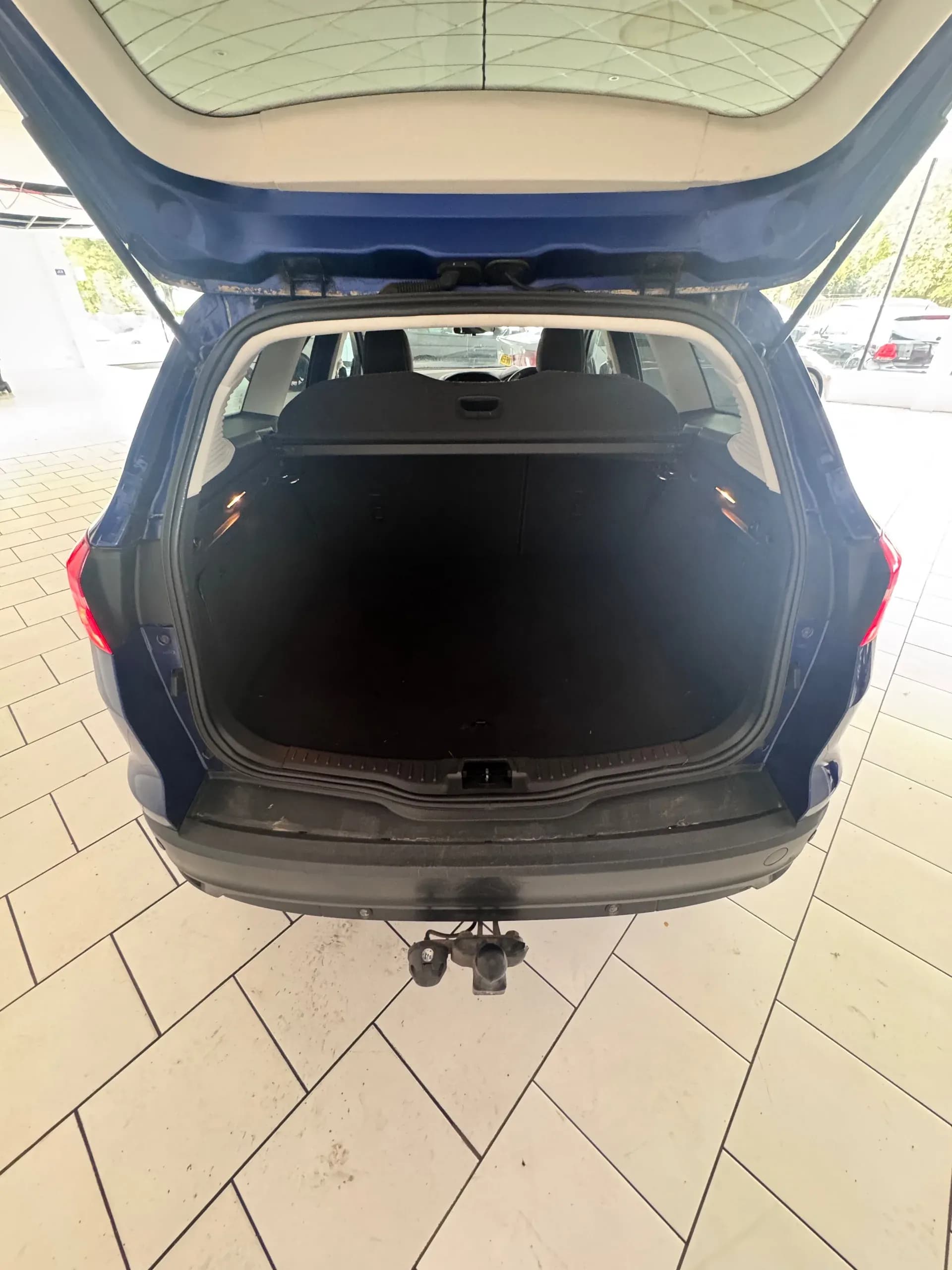 Vehicle photo — boot