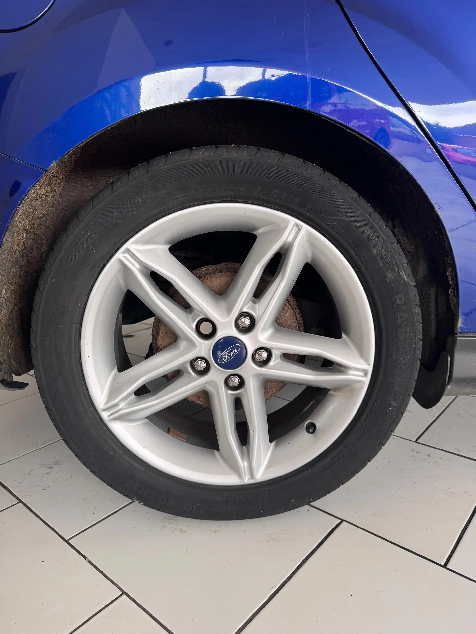 Vehicle photo — os rear alloy