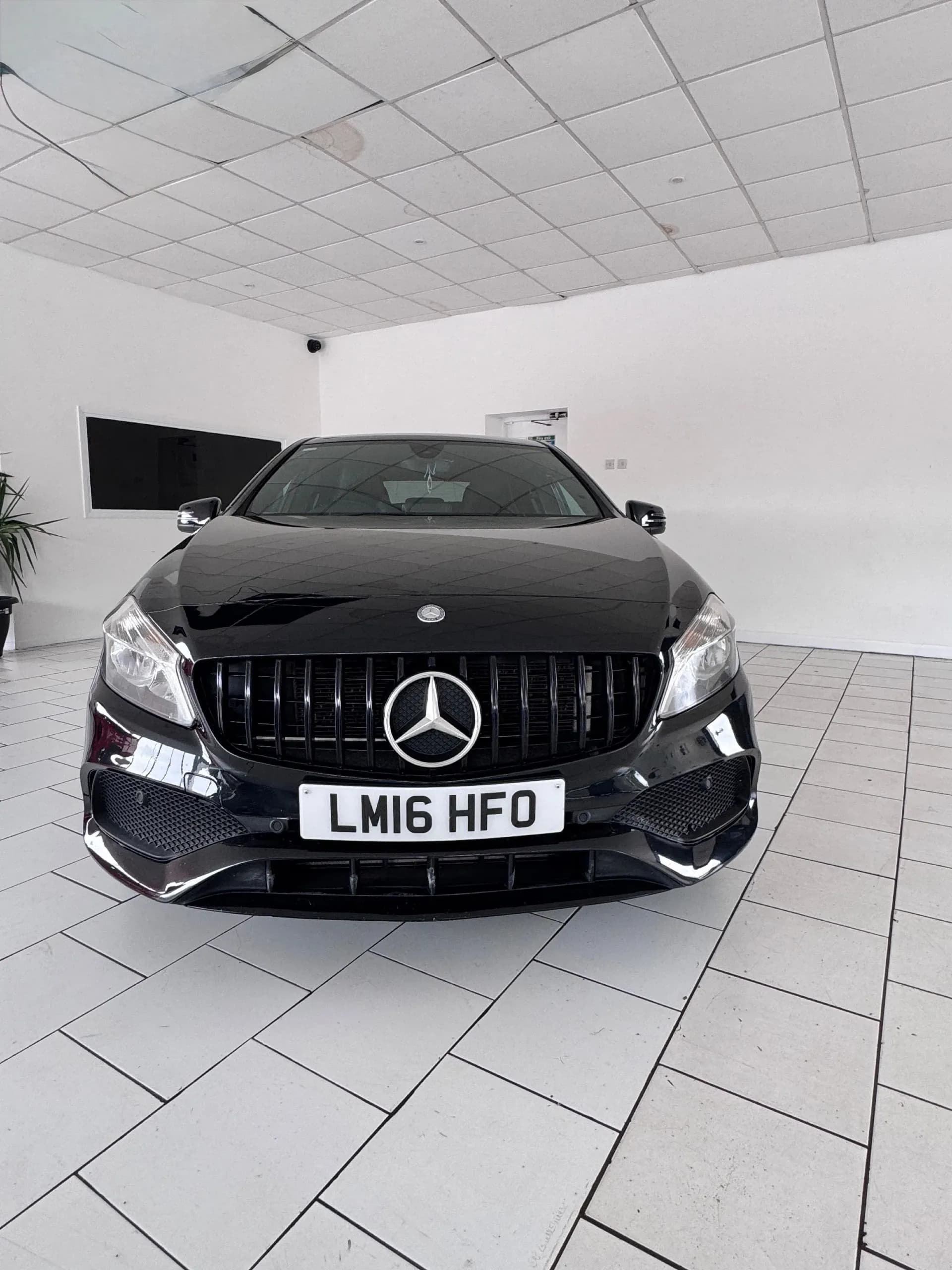 Vehicle photo — front
